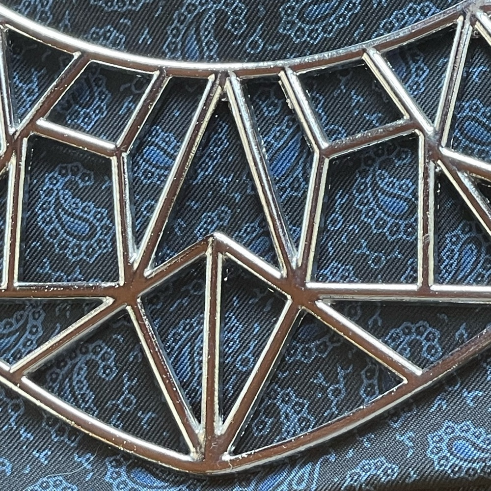 Geometric silver toned metal necklace & earring set - Picture 4 of 11